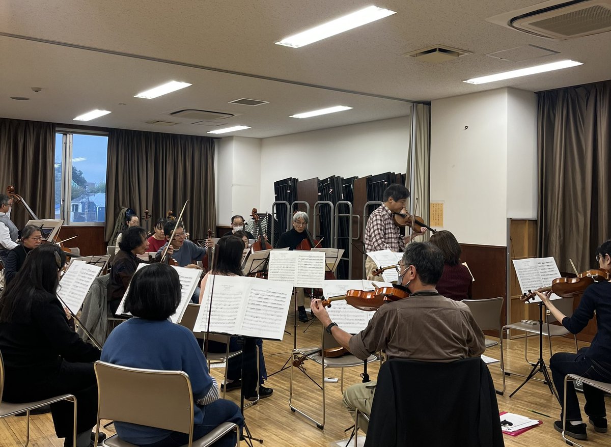 ShonanStrings's tweet image. 今日は藤沢市の済美館で合奏練習でした！今日はあいにくの雨.. このところ寒暖差があったり、雨が降ったり乾燥したりするので、弦の調子が不安定でチューニングには苦労します。写真はヴィヴァルディの四季から「春」の練習風景です♪

#済美館 #合奏練習 #湘南弦楽合奏団