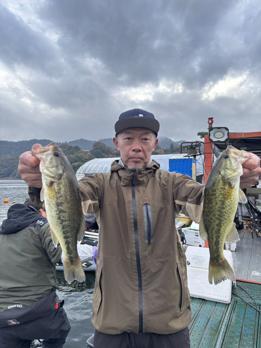 本日は津久井湖オープン。プラから全く見えておらず、昼過ぎまでノーフィッシュ。ちょっと気づいたことがあって試すと、なんとそこからリミットメイク成功。魚は全然大きくなかったけど、なかなか痺れたよ〜。#津久井湖