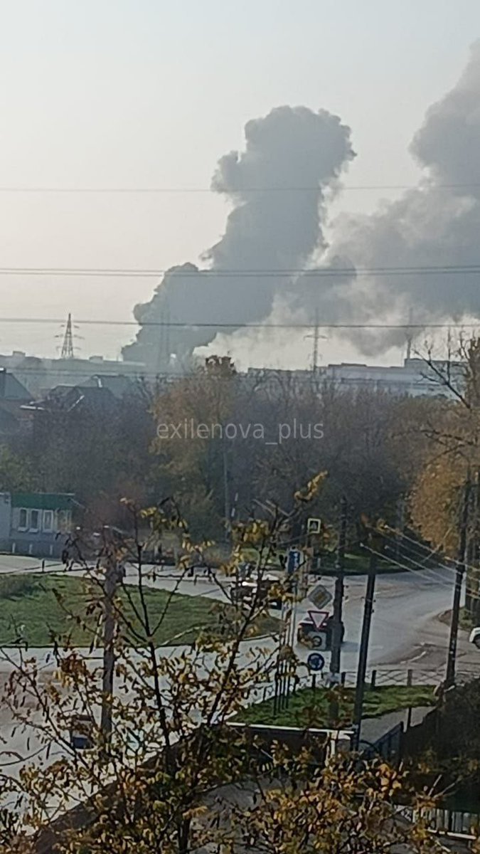 CzarneNieboNEWS's tweet image. Taganrog: silny pożar w jednym z przedsiębiorstw.
Wg wstępnych informacji pali się podstacja 110/35/6 kV „T-11”. Władze na razie nie podają przyczyn, a lokalne media informują, że praktycznie całe miasto jest bez prądu.

#Taganrog #Rosja #Pożar #Blackout #Energetyka
