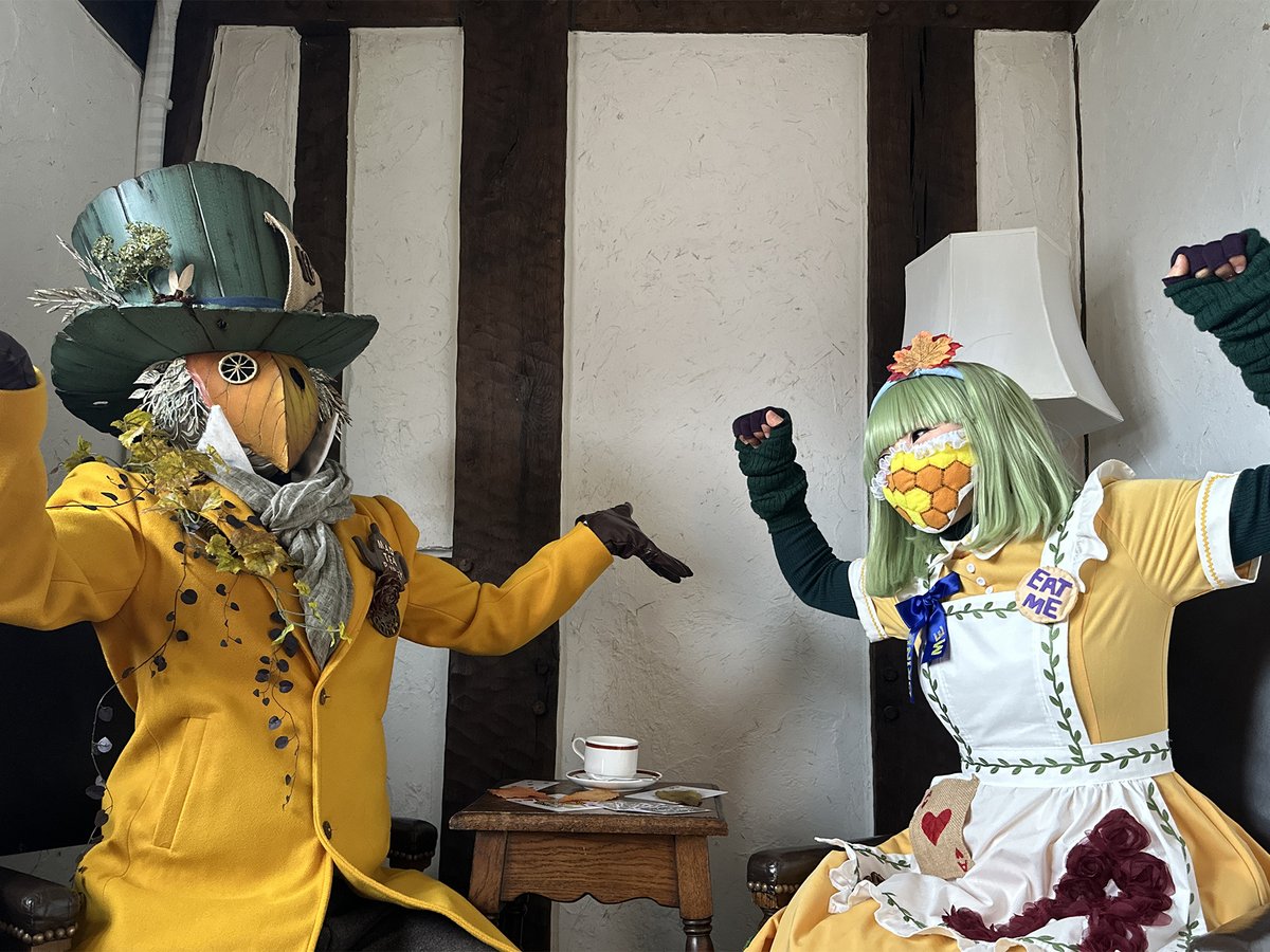 イギリス風の風景で不思議の国のアリス一行です。アリスのキャラクターたちに秋のイメージを加えました