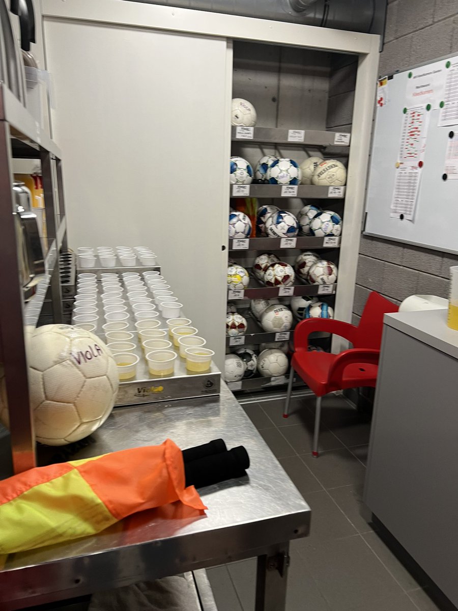 Vandaag gastvrouw bij vvViola . Vrijwilliger in een gezellig team van vrijwilligers die iedere zaterdag en zondag aanwezig zijn .Gasten en leden ontvangen , ballen poetsen en oppompen , paracetamol en thee uitdelen , sokken zoeken , ducktape voor de schoenen , en toezicht houden