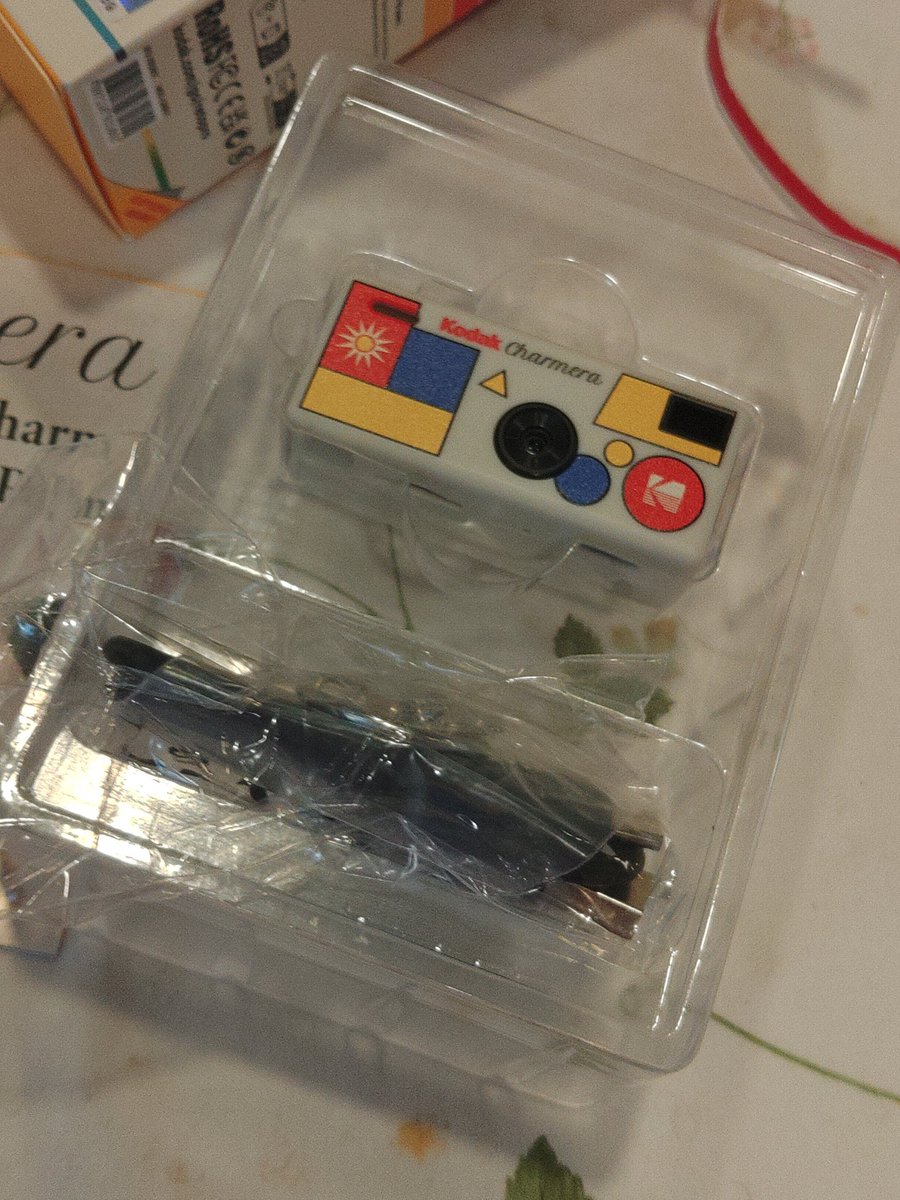 hanjo455photo's tweet image. 開封した〝Charmera〟はクリーム色のこれでした。

小っさ‼️🤯
#写真好きな人と繋がりたい 
#トイカメラ 
#toycamera 
#charmera