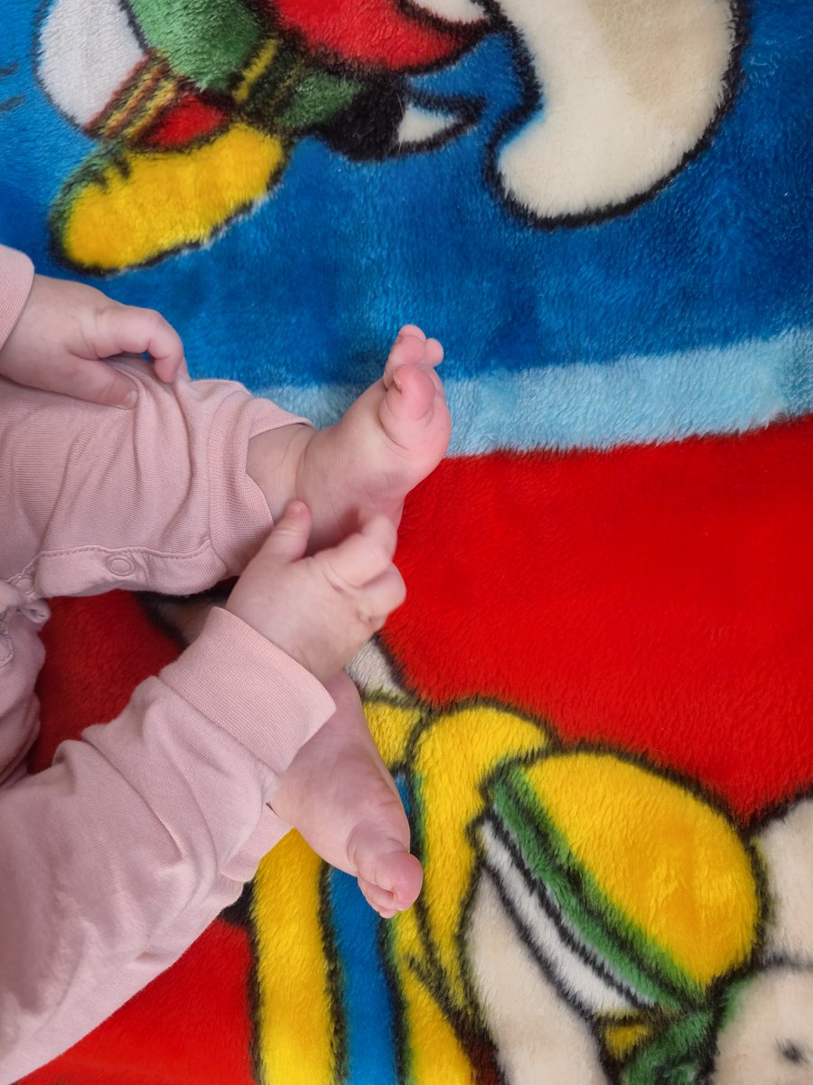 26 yıl sonra annesinin battaniyesinde oynayan bir minik🌸