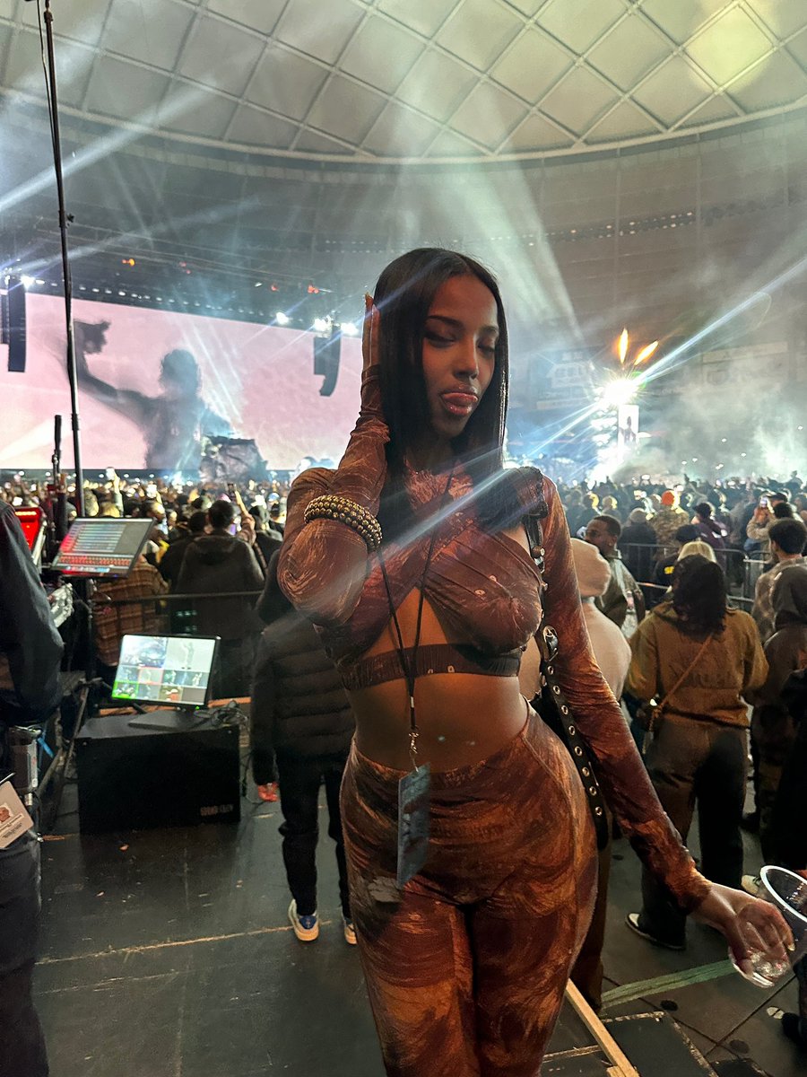 ladanai_'s tweet image. i bet she going dumb