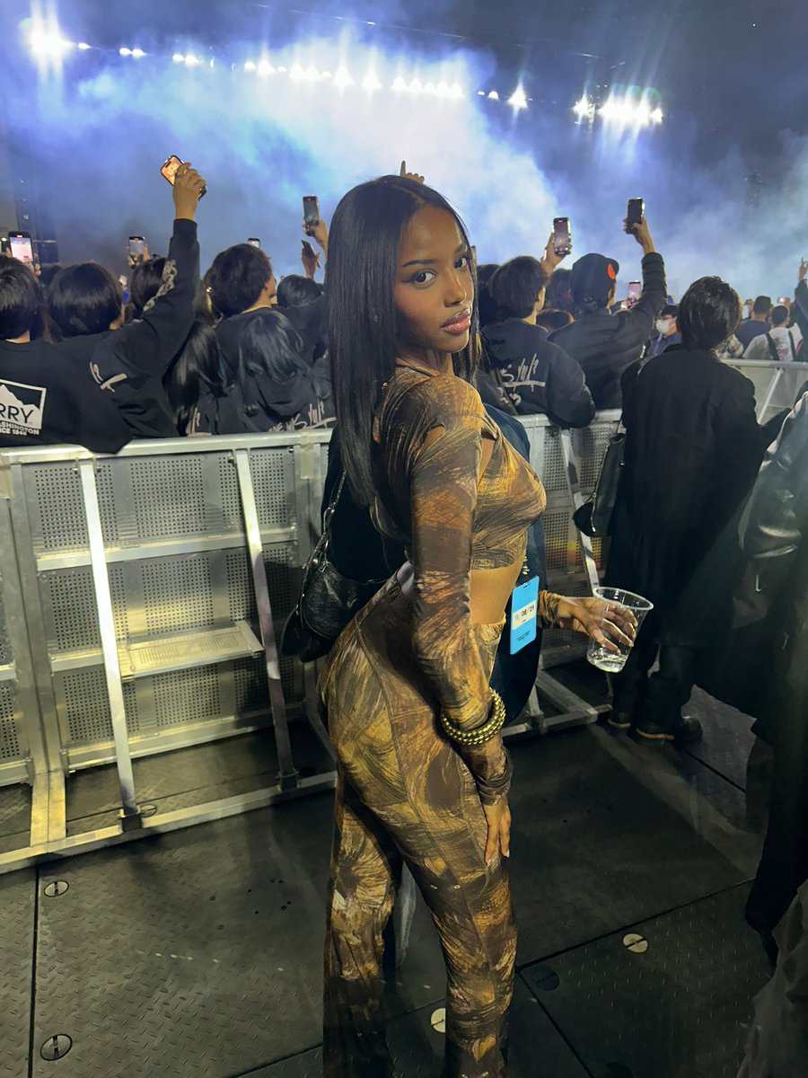 ladanai_'s tweet image. i bet she going dumb