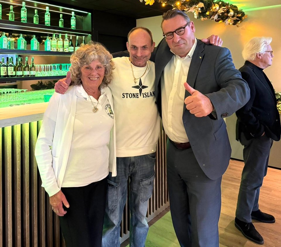 RicharddeMos's tweet image. Supporter @EdNorthside (hier met zijn moedertje) kwam met het idee, @Hartv00rDenHaag zorgde voor de motie om toestemming te krijgen voor het standbeeld. Nu is het aan ons supporters om het financieel mogelijk te maken. Voor Lex Schoenmaker. 💛💚

Doneer: waarderingvoetbaliconenadodenhaag.nl