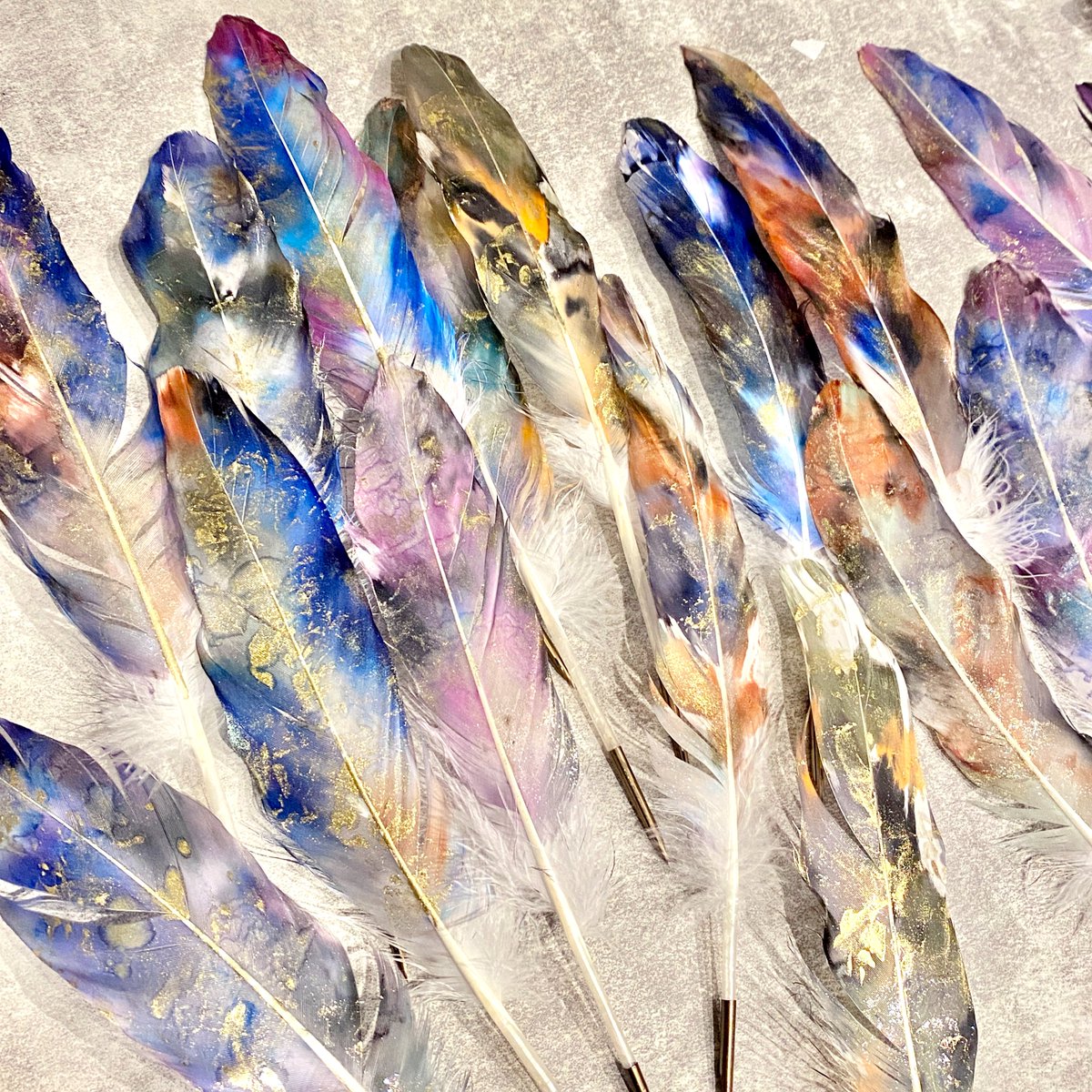 「フェザーアートが羽根ペンに変身したので こちらも個展にて販売いたします 同じ模様」|孳々のイラスト