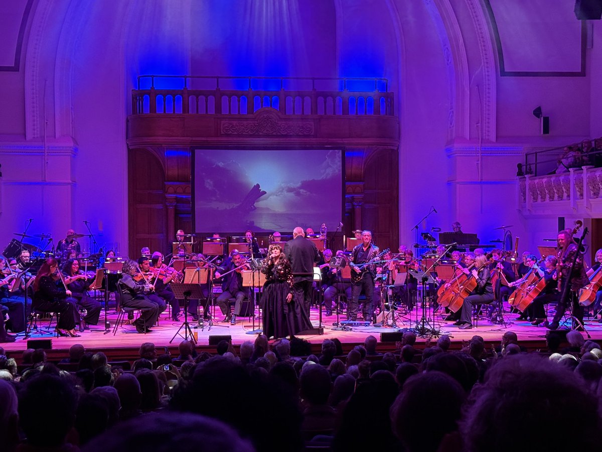 overyourhead's tweet image. Cloudbusting - The Music of Kate Bush &amp;amp; @westlondonsinf lit up @cadoganhall - stunning orchestral tribute to Kate Bush. Soaring vocals, lush strings, pure magic. Wow. Just wow. ✨🎻

#KateBush #Cloudbusting #CadoganHall #BeforeTheDawn @Cloudbusting.band @CloudbustingKB