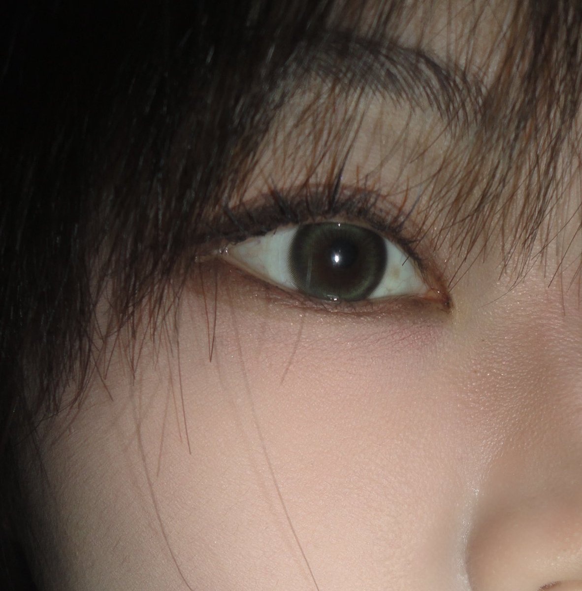 피부화장 기깔나게 하는법💕
왼: 피부화장 -> 눈화장 순서
오: 눈화장 -> 피부화장 순서
- 스킨케어 후 눈가만 쿠션 얇게 발라주기
- 볼, 이마, 코에 패드 붙여 놓기
- 눈 화장 10분 안으로 슈슉
- 패드로 얼굴 한번 닦아주기
- 썬크림, 베이스, 쿠션 바르기
- 쉐딩, 하이라이터, 블러셔, 틴트, 픽서