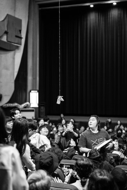 cine_gwangju's tweet image. 35년 만에 &amp;lt;바톤 핑크&amp;gt;를 극장에서 관람하기 위해 광주극장 1층에 자리 잡은 봉준호 감독에게 내려온 의문의 동아줄

2층 객석에서 내려온 관객의 간절한 동아줄에 응답해 준 봉준호 감독, 내리락 오르락하는 한 줄로 커다란 상영관 내부가 순간 경쾌한 분위기로.