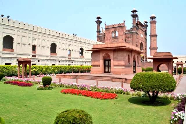 علامہ اقبال جب قرآن پاک کی تلاوت سنتے تھے تو انکی آنکھوں سے آنسو جاری ہوجاتے تھے..
مزار علامہ اقبال ، لاہور
#IqbalDay #AllamaIqbalDay #9thNov