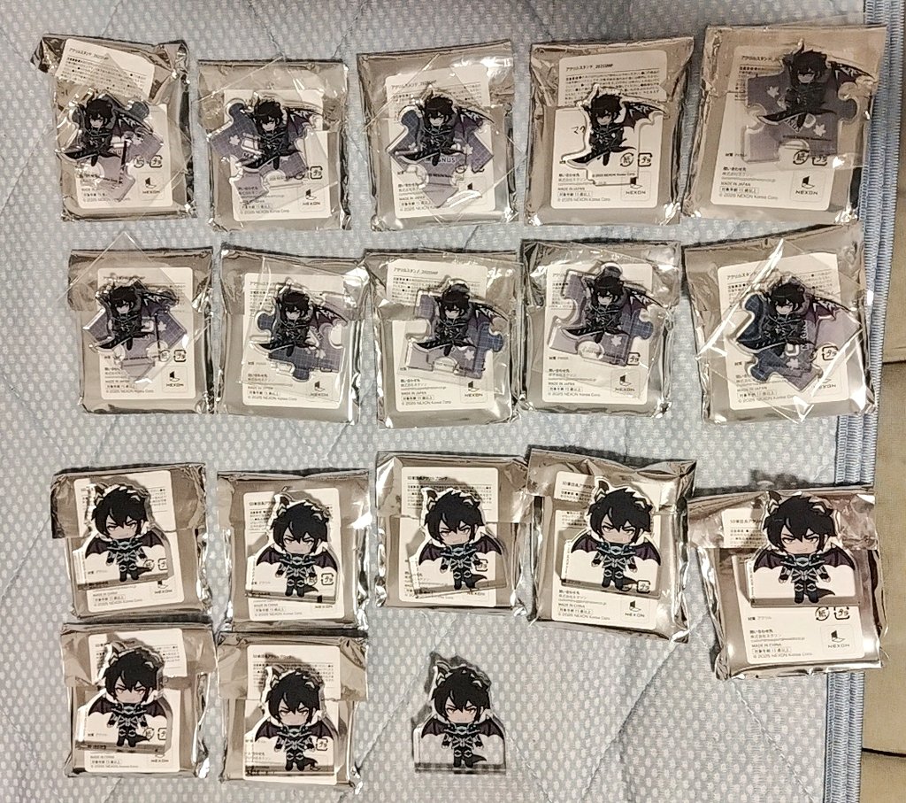 FreeGe_Maple's tweet photo. 全部並べてみる
マグナスアクスタ数え直したら10だったけどそれでもええ！まだ欲しい気持ちはある https://t.co/DOvQDSXfOF