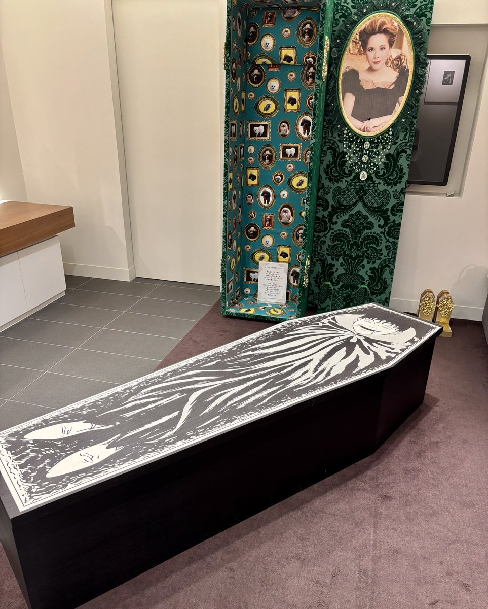 moomoo0018's tweet photo. 先月、伊勢丹新宿までおやつを買いに行ったら伊藤潤二先生のポップアップショップイベントが開催されてたので覗いてきました。
「中古レコード」という複製版画が可愛いと思ったらたくさん買われてた。 https://t.co/vr7dGF4B0o