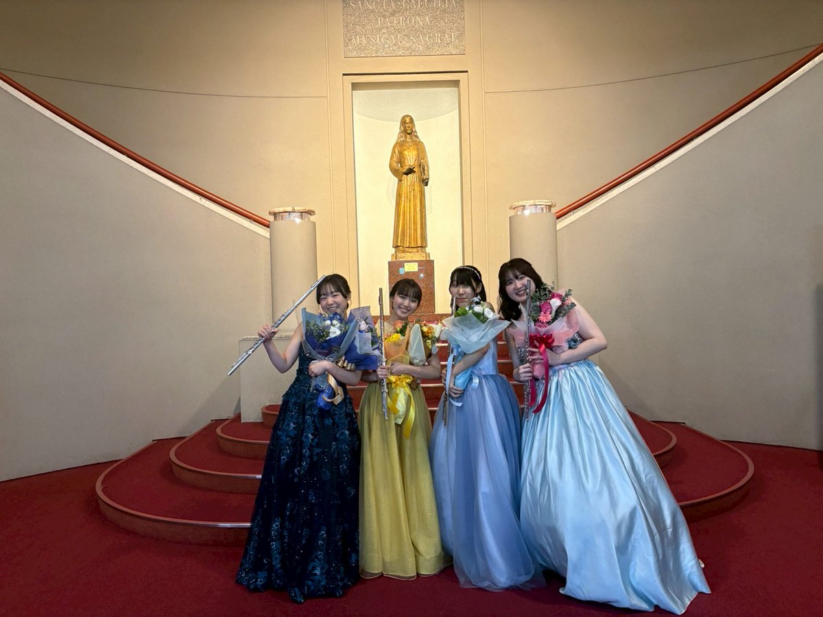 Tempo_eum's tweet photo. 【活動報告】
昨日、エリザベト音楽大学学部生3年による学内演奏会が無事終了致しました！
今回は皆ソロ演奏でしたが、これからも、ソロでもTempoPrimoとしてもまだまだ頑張って参ります💪
 #コンサート
 #演奏会
 #フルート
 #フルートアンサンブル https://t.co/pQMyxAEAyP