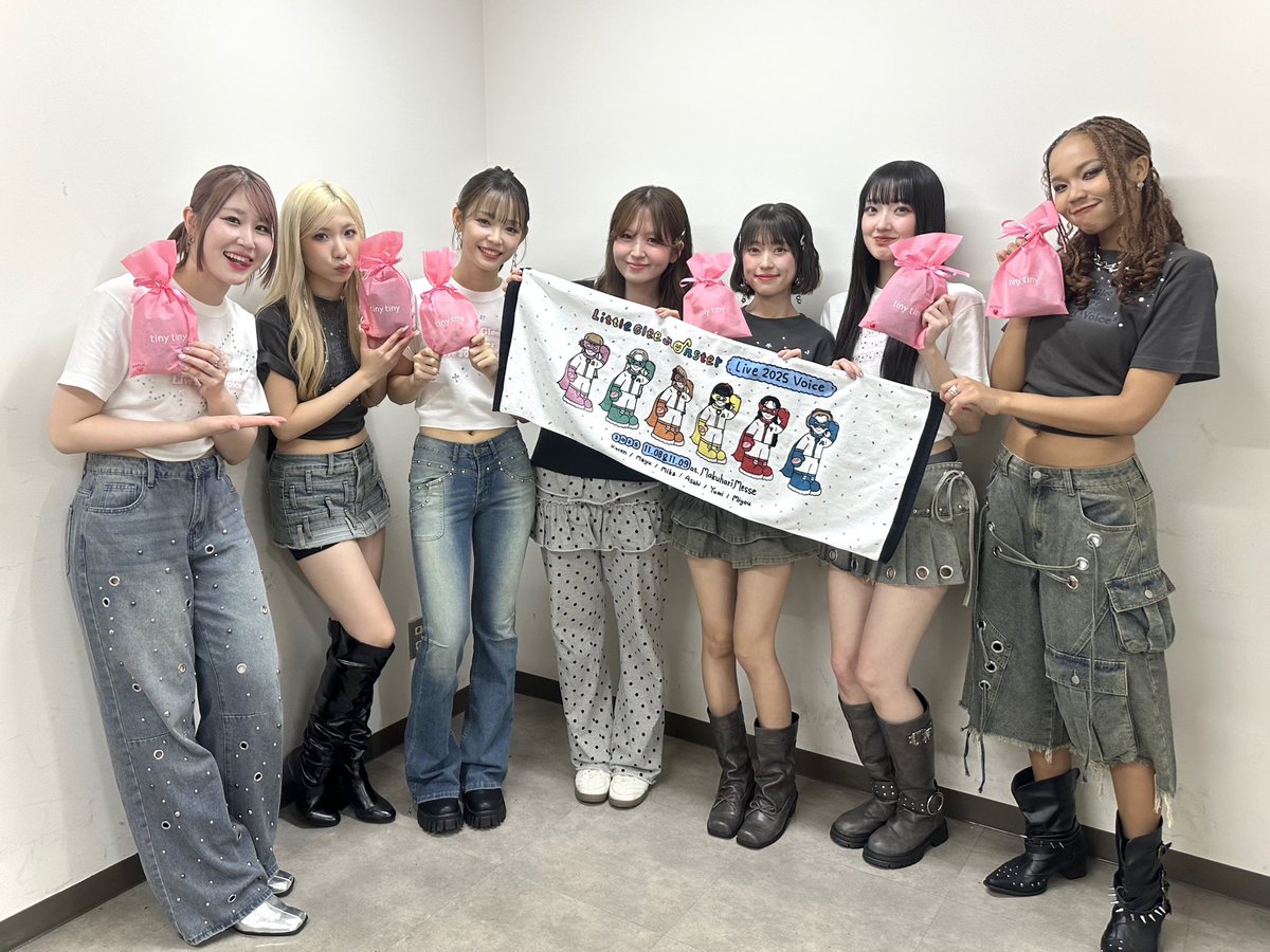 Little Glee Monsterさん幕張メッセのグッズイラストを担当させていただきました。こんな大舞台の大切な機会にイラストを通して参加出来て本当に光栄です...！改めて11周年おめでとうございます。メンバー、スタッフの皆さん、ガオラーの皆さんありがとうございました。みんなと出会えて良かった📸💐♥️