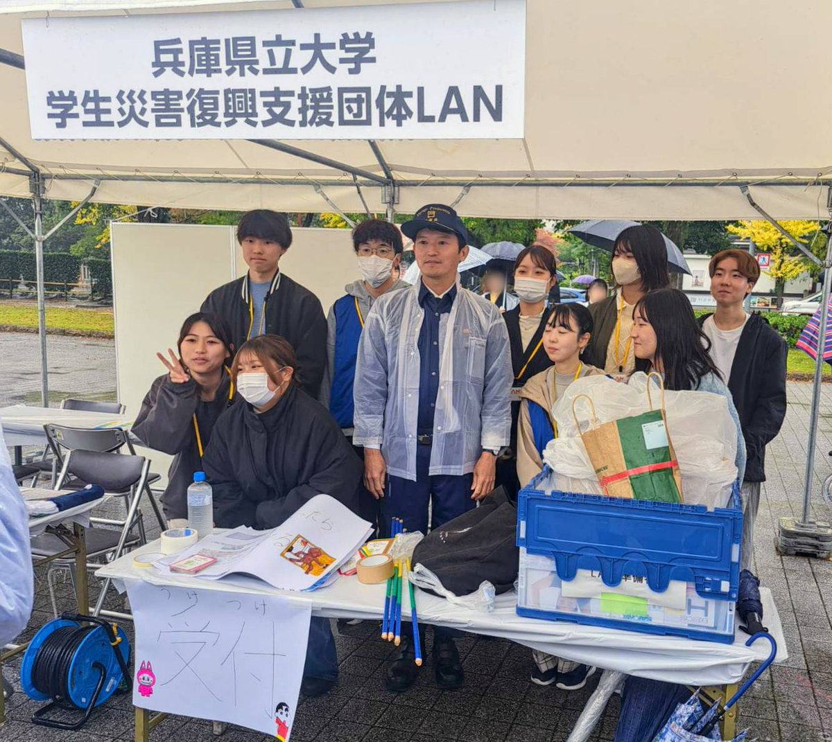 本日、姫路市内で広域防災訓練を実施しました。ドローンによる多言語での情報発信、車両や倒壊家屋からの救助活動、キッチンカーやトイレカー、ランドリーカーの参集など避難所における生活環境の向上に繋がる取組を導入しています。時折雨が強まる悪天候の中でしたが、消防、警察、自衛隊、市町、医療