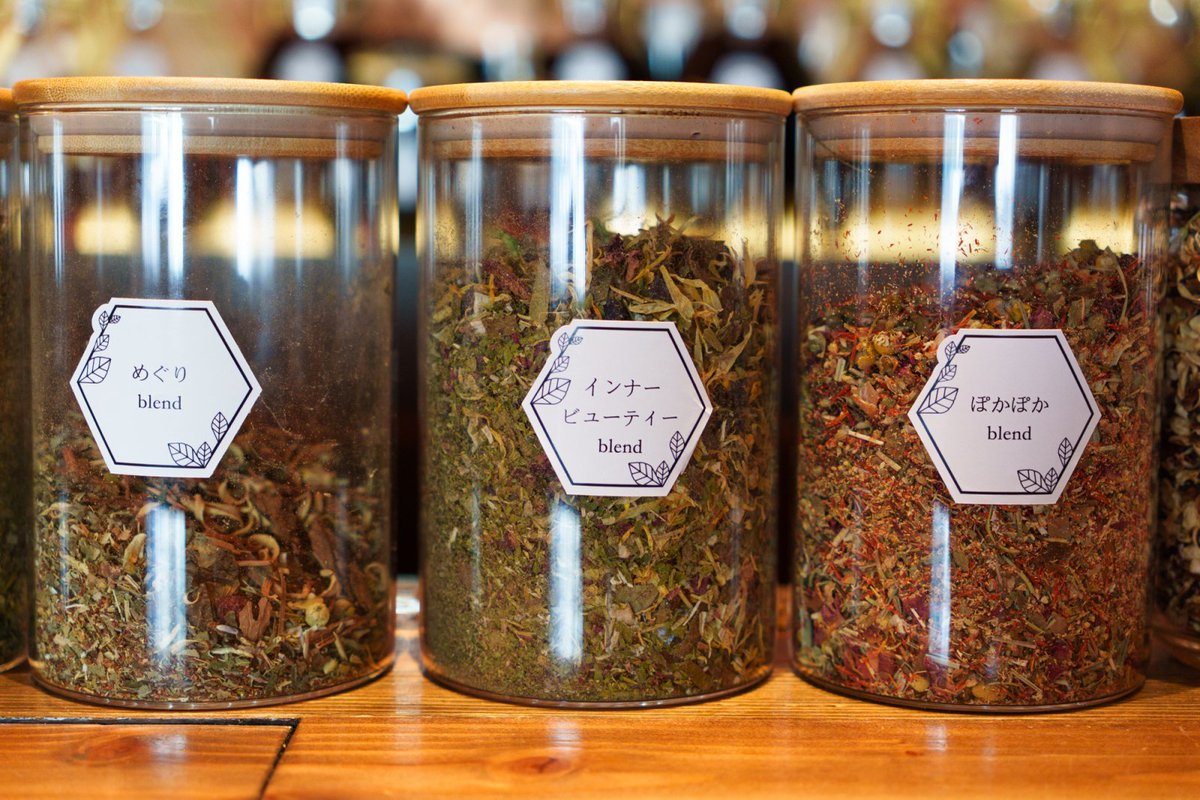 \まもなくオープン/
【植物療法士監修】「喫茶 植物最高」の薬膳カレー

📍喫茶 植物最高（原宿）
📅オープン日：11月16日

ハーブティーの店「NeRoLi herb」を運営し、植物療法士の肩書で活躍している菅原あゆみが監修したひと皿。全40種類のスパイスやハーブが入った、ご褒美として楽しんでほしい。
