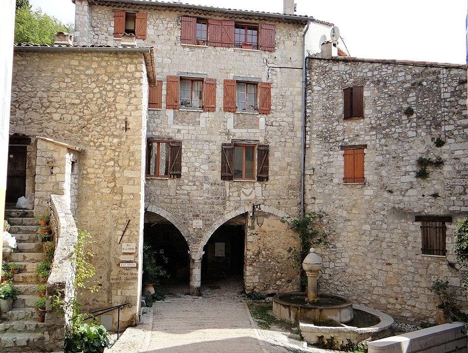 MonumentumFr's tweet photo. Place Lascaris à #Peille (#AlpesMaritimes) Construction XIIe siècle. Place avec sa fontaine, son dallage en cailloux, la loge à colonnes à gauche et la façade de l'ancien palais des consuls à droite : inscripti...
Suite 👉 https://t.co/PKM3Zhh4uh
#Patrimoine #MonumentHistorique https://t.co/2pnSMwQbdd