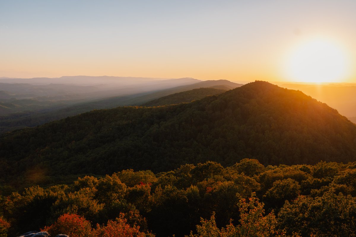 Good morning from SWVA 🔆 

Where do you go to catch first light in Southwest Virginia? 👇 

📍 Birch Knob Tower