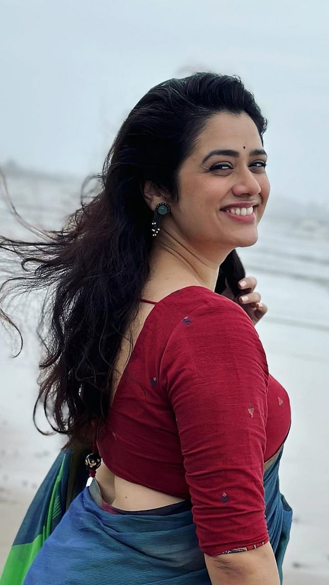 Who is Girija Oak | Trending on Social Media Aunty - iiQ8 Actress