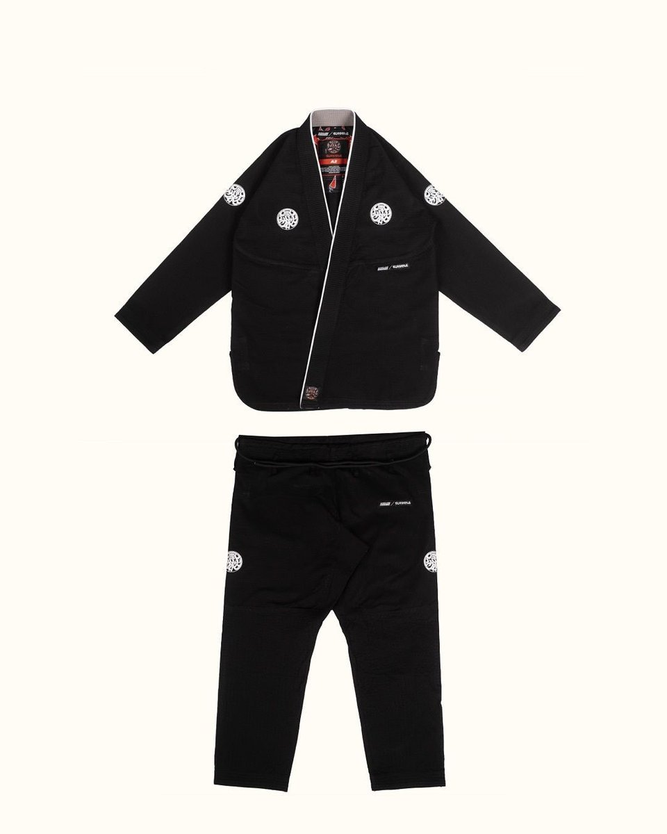 SCRAMBLEJP's tweet image. 🥋💥 ついに登場！待望のNEW GI！ 💥🥋
新作「FURINKAZAN 柔術着」
豪華な刺繍ロゴと細部までこだわったデザイン✨

💥 発売日：11月15日 16:00〜 💥 
@harry.falljj