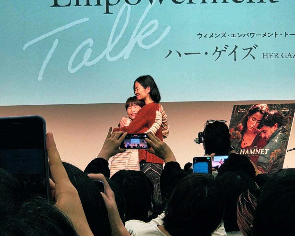 東京国際映画祭のウィメンズ・エンパワーメント・ハーゲイズで #クロエ・ジャオ 監督と対談。彼女が教えてくれた美しく深く力強い概念は私の今後の映画作りに大きく影響するでしょう。ユングを読み、私の中の四季を感じ、時に火山となり噴火しながら、ドリームワークを楽しみます。ありがとうクロエ。