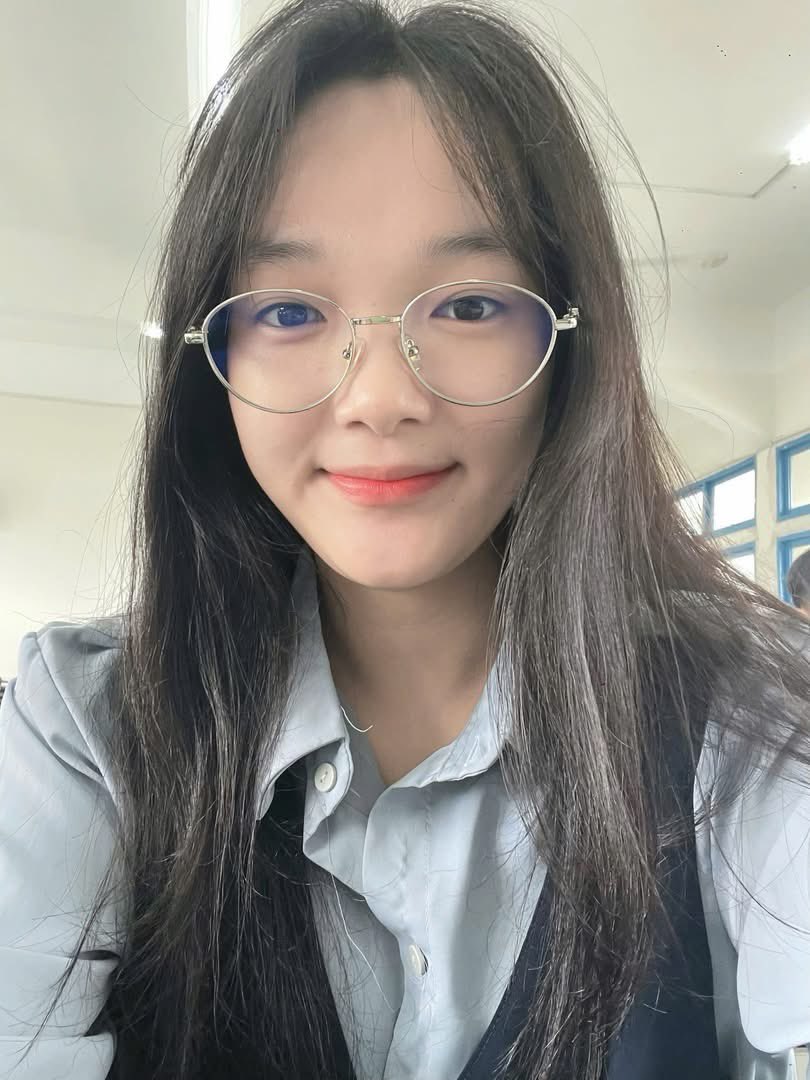 QuyTNBS's tweet photo. Nhà với chúng ta là nơi để trở về, là nơi có mẹ có cha đang chờ, có người thân và có kỉ niệm thì đối với một vài đứa con của Quỹ nhà là nơi có ký ức sinh thời của cha mẹ, là tài sản vô giá ba mẹ để lại. Nơi mà tụi con cũng sẽ trở về ngay khi có thể và gìn giữ như báu vật vì đó là tất cả những gì còn lại về ba/mẹ mà tụi con có.

Con gái Châu Quỳnh - Bình Định (cũ) sẽ hoàn thành bảo trợ năm 2025 đang là cô sinh viên năm nhất theo học tại Đại học Quy Nhơn, con cũng đang ở trọ tại đây. Đêm bão số 13 đổ bộ vào Quy Nhơn con đang ở tâm bão. Sáng ra báo bình an xong con vội vàng chạy xe về quê xem nhà ở quê có còn nguyên vẹn không. 

Vượt qua cả chặng đường dài là những đống đổ nát hoang tàn con đã nghĩ chắc nhà tạm bợ của con cũng bay mất rồi. Vậy mà "chắc nhờ ba mẹ phù hộ" căn nhà của con vẫn còn nguyên. Đọc từng dòng tin nhắn của con mà thương con nhiều lắm. Mừng cho con, mừng vì căn nhà kỉ niệm của ba mẹ để lại cho con vẫn nguyên vẹn. 

Miền Trung chỉ có 2 mùa một mùa nắng cháy da và mùa mưa bão triền miên, vậy chớ sinh ra rất nhiều những đứa con giỏi giang, chịu thương chịu khó, các con của Quỹ ở miền Trung cũng vậy nè. Thương!

#quytnbs #tiepbuoctoitruong #sechiayeuthuong #mientrung