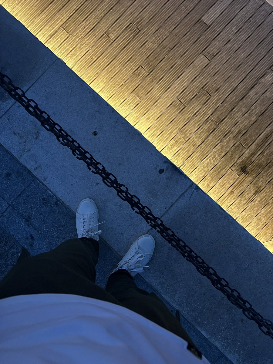 وأنت غايب كنت حاضر في النواظر 
في سوالف هالغرام وهالخواطر