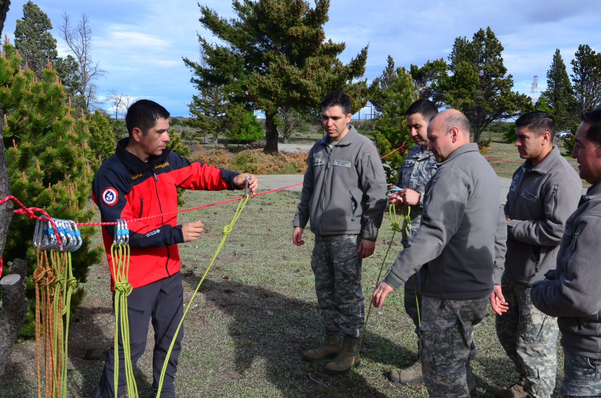 Ejercito_Chile's tweet image. Con el objetivo de preparar al personal que integrará la Estación Polar Científica Conjunta Glaciar Unión 2025, personal del #EjércitoDeChile participó en un #Entrenamiento interinstitucional junto a la Armada, FACH, INACH y DGAC, fortaleciendo conocimientos en seguridad,…