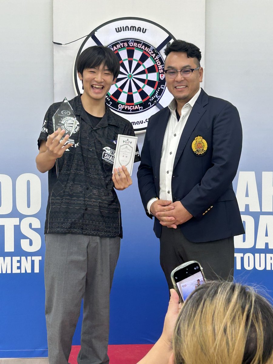 AJK_mgm's tweet photo. ✯✯AKDO OPEN DARTS Tournament✯✯
まさか、まさかの、、、
OPEN大会でメンズシングル優勝🏆したんです😭✨
沢山のベテランの大人の中で歴史に残る最年少✨優勝をしました‼️
ロビンがないので全て1発勝負!!
そして、親子ダブルス準優勝🥈✨
褒めてあげて下さい🥹
 #高校生ダーツ
 #AKDO
@ajikitaiga https://t.co/mei8dBmKRJ