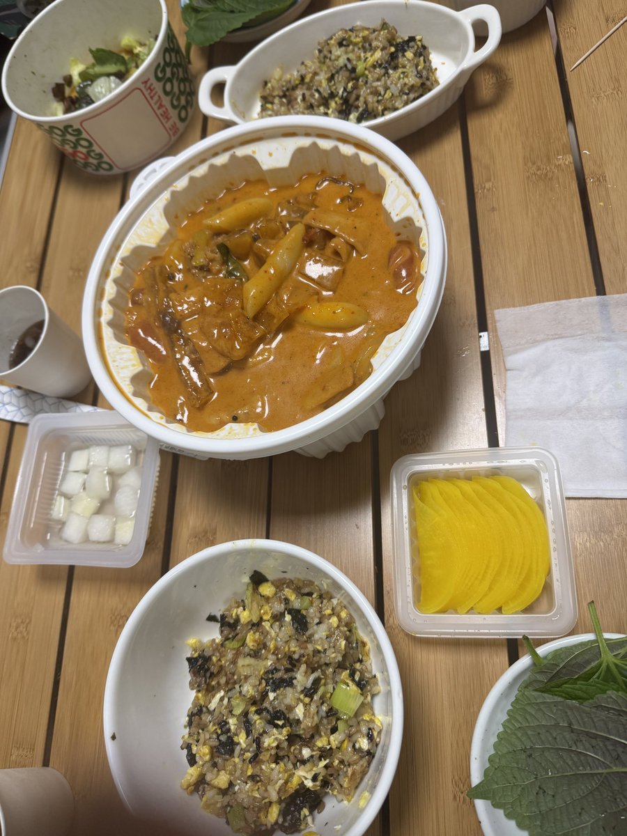 떡볶이를 늦게 ㅛㅣ켜서 밥 냅다 볶아서 2차