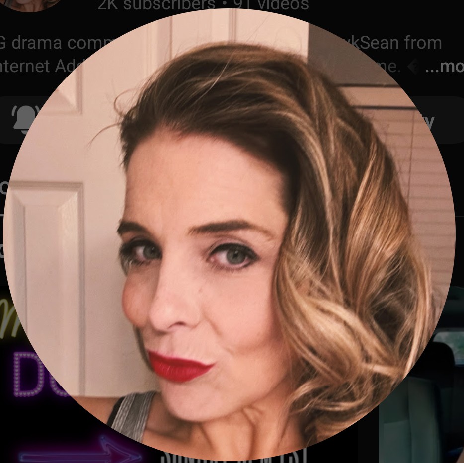 Holy busted barfly! Don't dislocate your shoulder to pop out the neck tendons on our account, Mandith. We've seent 'em. Now they appear to have offshoots going up to your chin.  And you managed to flop every strand of hair you own onto 1 side of your head, hmmm. Good for youuu 🤡