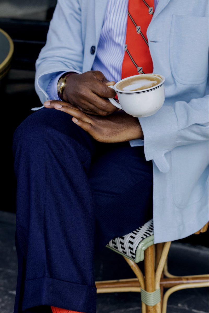 pierrejehu19's tweet image. Connaissez vous la marque camerounaise THE COLLAR?  Il s’agit d’un chemisier. La chemise et la surchemise que je porte sont ses oeuvres. N’hésitez pas à visiter le compte sur Instagram ou Facebook.