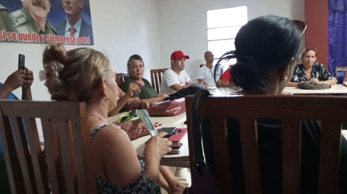 El Consejo de Defensa Municipal de Moa intercambia con Jefes de subgrupos y de trámites en  la etapa recuperativa tras los daños ocasionados por #Melissa.
#MoaPrimeraPorElTrabajo.
#HolguinSi