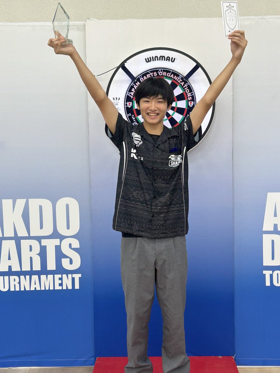 AJK_mgm's tweet photo. ✯✯AKDO OPEN DARTS Tournament✯✯
まさか、まさかの、、、
OPEN大会でメンズシングル優勝🏆したんです😭✨
沢山のベテランの大人の中で歴史に残る最年少✨優勝をしました‼️
ロビンがないので全て1発勝負!!
そして、親子ダブルス準優勝🥈✨
褒めてあげて下さい🥹
 #高校生ダーツ
 #AKDO
@ajikitaiga https://t.co/mei8dBmKRJ