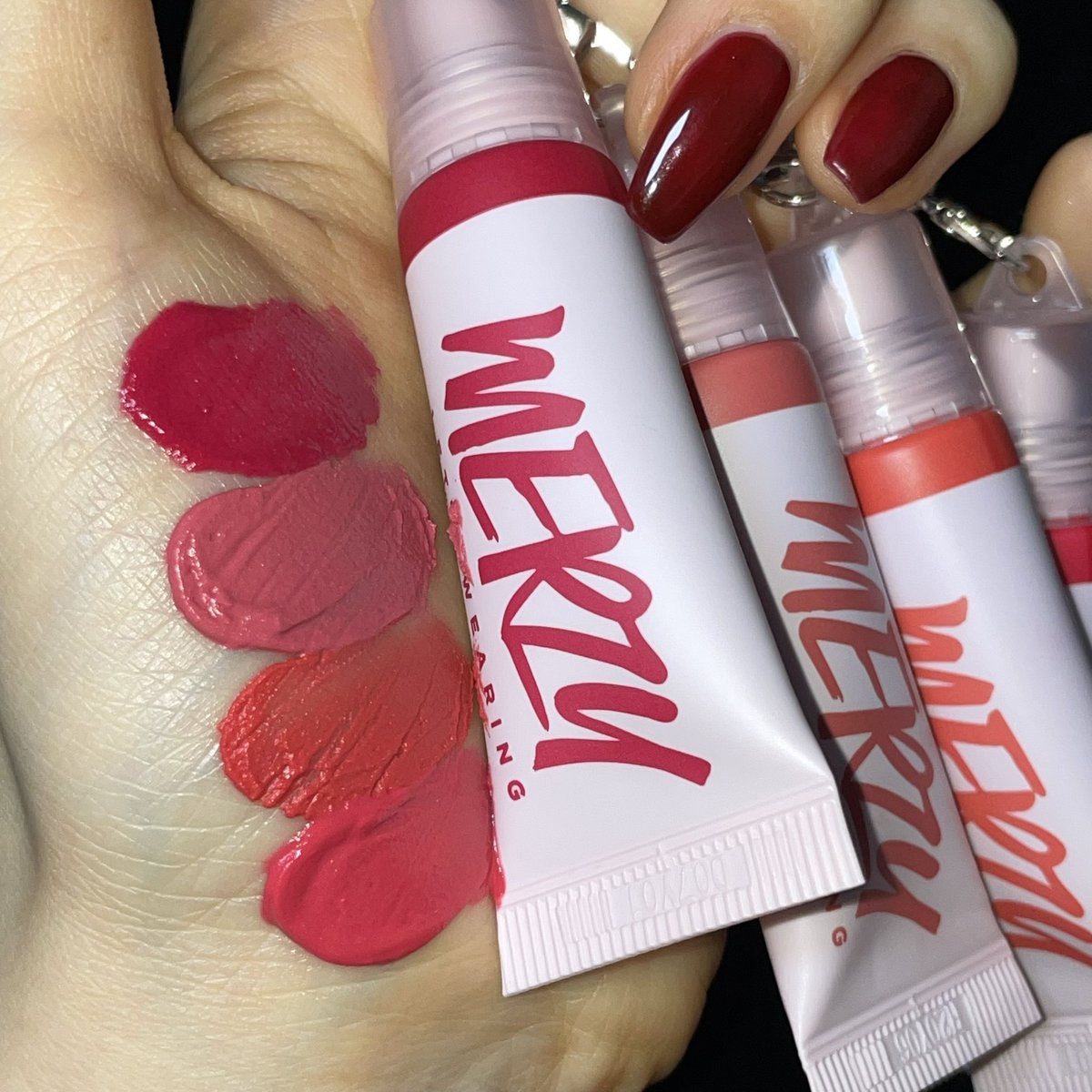 #제품제공 #체험단

머지가꾸싶다 체험단에 선정되서, 
가방 꾸미기에 적합한 키링과 미니미한 제품들로 받아보았습니다!!

섀도우 8종, 립 4종, 글로우 8종으로
딸랑딸랑 들고 다니면서 수정 메이크업할
생각을 하니 쏘 햅삐예요💖☺️

🔻자세한 내용은 타래로✨