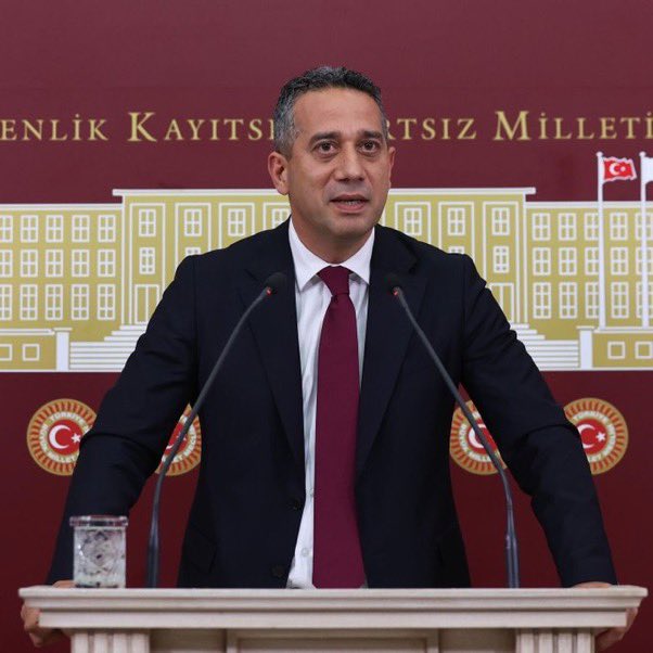 Ali Mahir Başarır: 

“Yıllarca sınava gir, şehir şehir takip et, derdini anlatmaya çalış… Sonra karşına çıkıp ‘yalan konuşuyorsun’ denilsin.

Bu diyalog, iktidarın gerçeklikten ne kadar koptuğunun en somut kanıtıdır!

Mesele parti kapısı değil; binlerce öğretmene, kapatılan