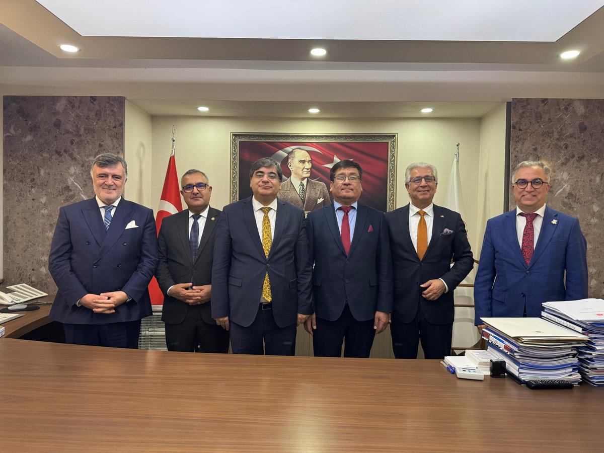 ...
Azerbaycan ve Kazakistan’dan gelen dostlarımızla birlikte, T.C. Adalet Bakanlığı Hukuk İşleri Genel Müdürü Sayın Hakan ÖZTATAR'ı ziyaret ettik.

Türk Dünyası’nda hukuk ve arabuluculuk alanındaki ortak çalışmalarımıza dair samimi ve ufuk açıcı bir görüşme oldu. Nazik kabulleri