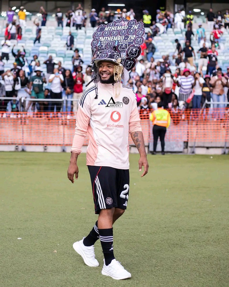 LittleHussle's tweet image. Just by eating Doritos my king😂😂😂