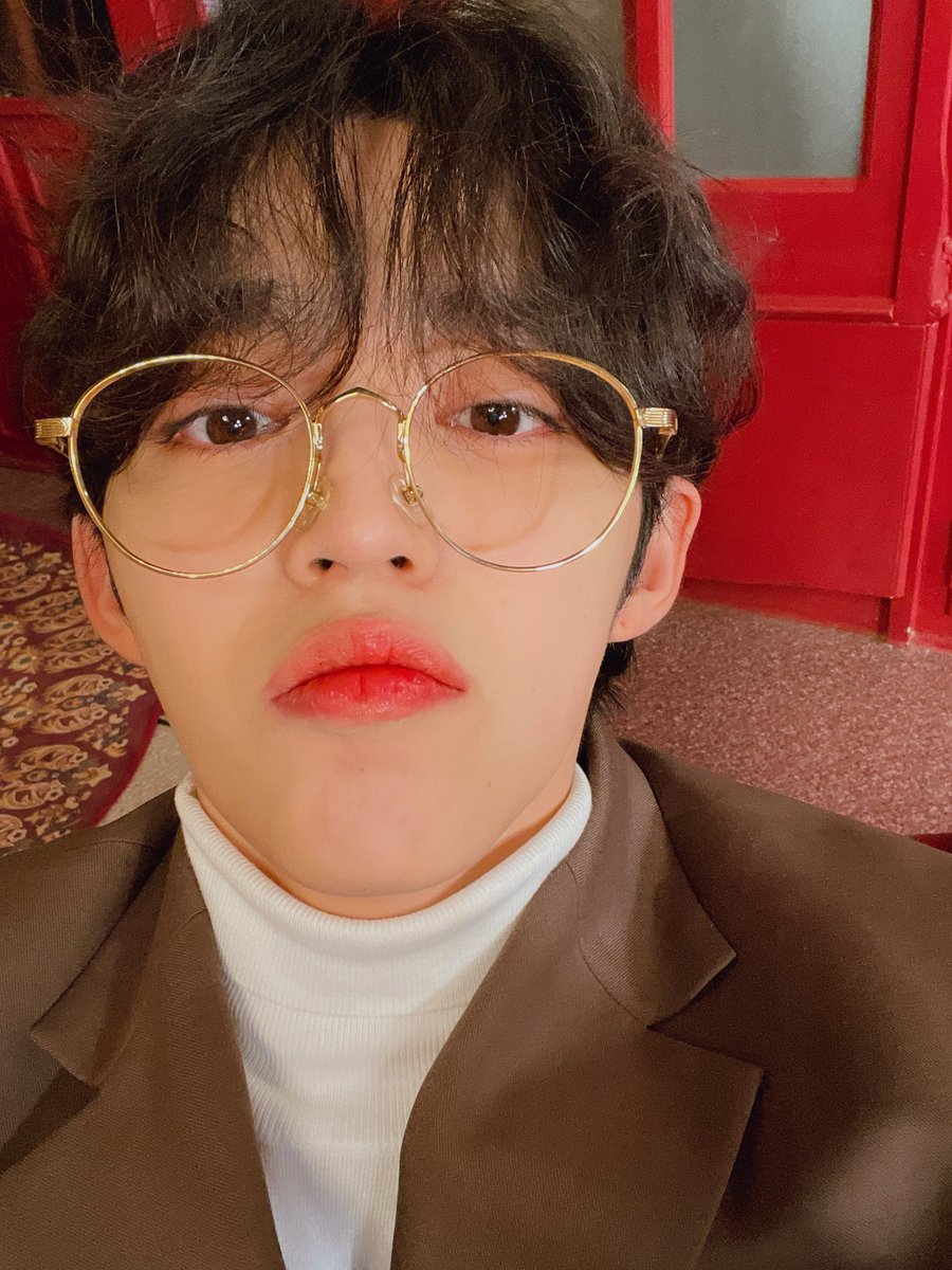 s_cherry_'s tweet photo. #2025MAMAVOTE #SEVENTEEN 
여름이 끝나자마자 겨울이 찾아온 듯 하더니 가을이 돌아와준 듯한 요즘입니다˘͈ᵕ˘͈ 본가에서는 곱게 물든 단풍을 보기 힘들었는데 요새 따뜻하고 선선한 가을날씨에 어딜 가든 가득한 단풍과 은행을 보면서 오랜만에 가을을 제대로 느껴보는 듯 해요.ᐟ 저녁에 선선한 바람을 맞으며 단풍나무 아래를 걷다보면 승철이도 트친들도 짧게 지나갈 가을을 기분좋게 즐길 수 있었으면 좋겠다는 생각을 하곤 한답니다，，ᰔ 다들 얼마 남지 않은 가을 행복으로 가득 채워서 보내보자요.ᐟ 얼마 안남은 주말도 잘 마무리하고 돌아오는 평일도 화이팅하기🤭💓