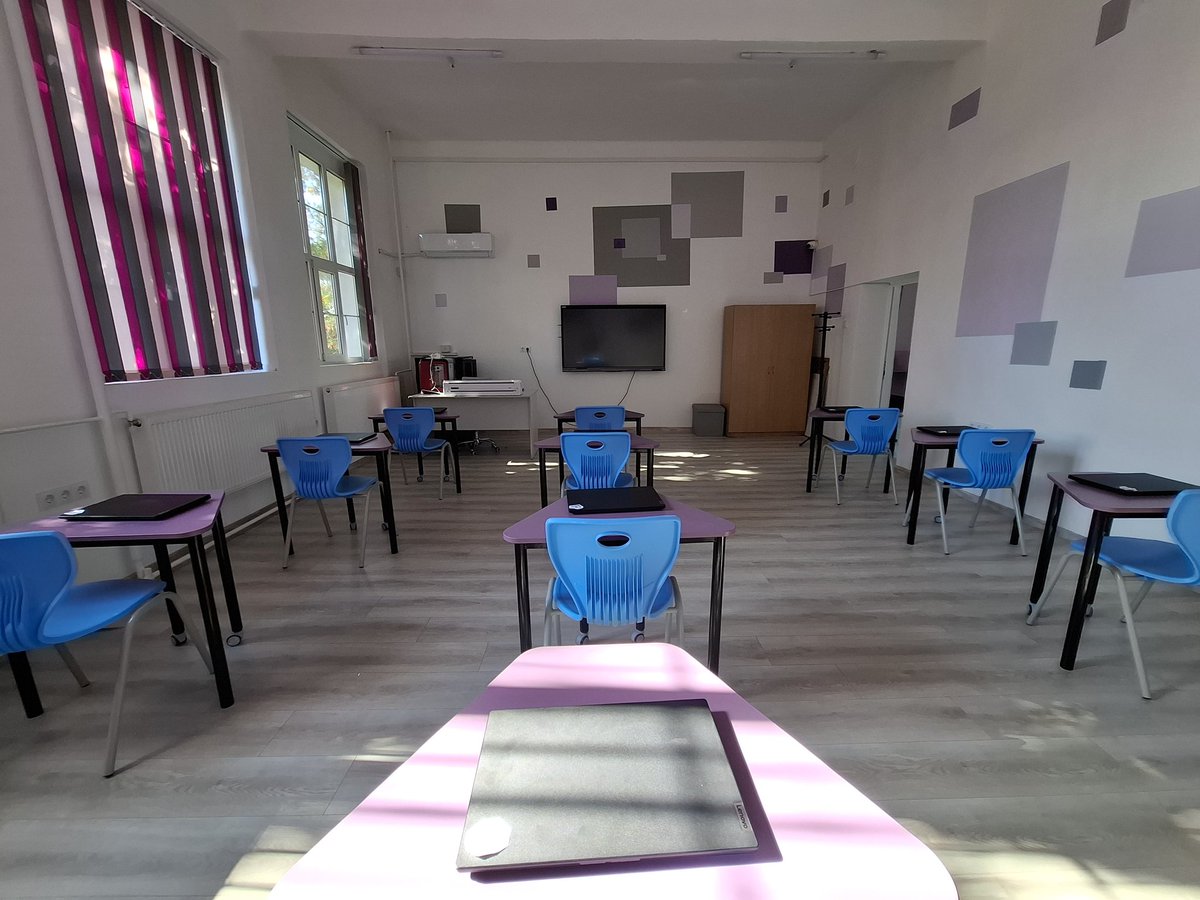 arinnaval's tweet image. Life outside twt