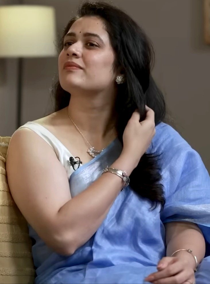 Who is Girija Oak | Trending on Social Media Aunty - iiQ8 Actress