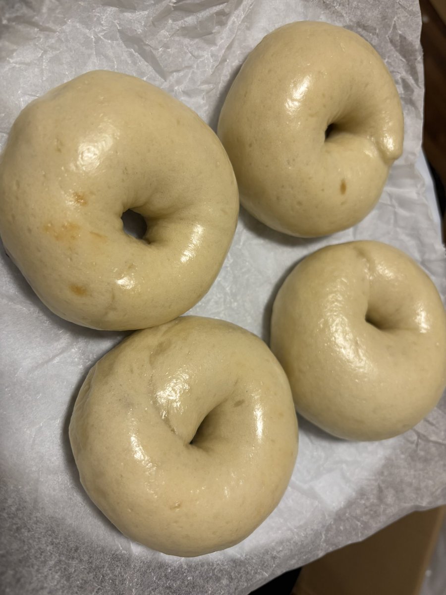 cookR_334's tweet photo. ゆで→トースターで軽く焼いた
ドライフルーツの練り込み方ミスったなー、次は捻ってみる https://t.co/f00evGIa57