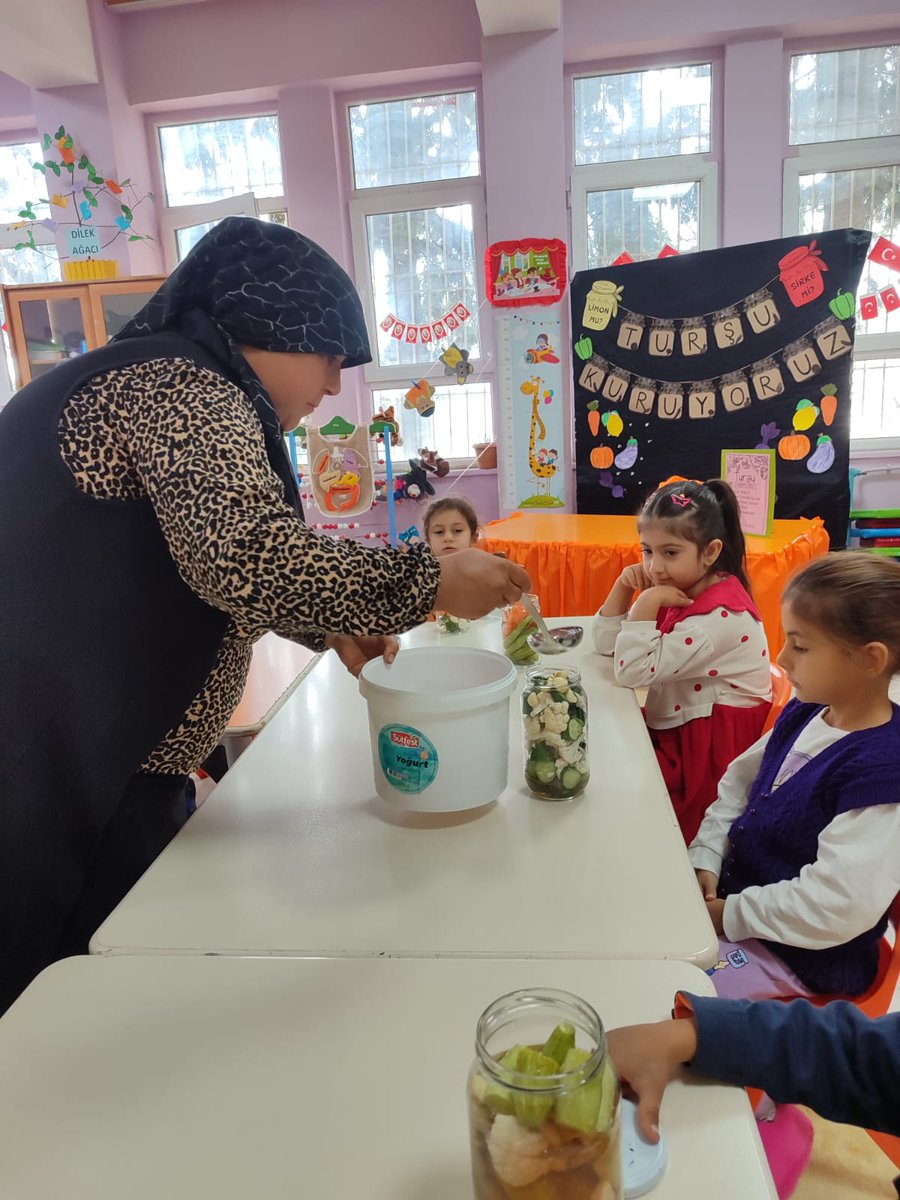 CevizliO's tweet photo. Ailemle eğitim yolculuğum kapsamında turşu sezonu olması münasebetiyle ailelerimizle "Turşu Kuruyoruz Etkinliği" yapıldı.
 @tcmeb @mebtegm @kemalcebervali @Gaziantep_MEM @sahinbeymem https://t.co/HZxRH0M0Lu
