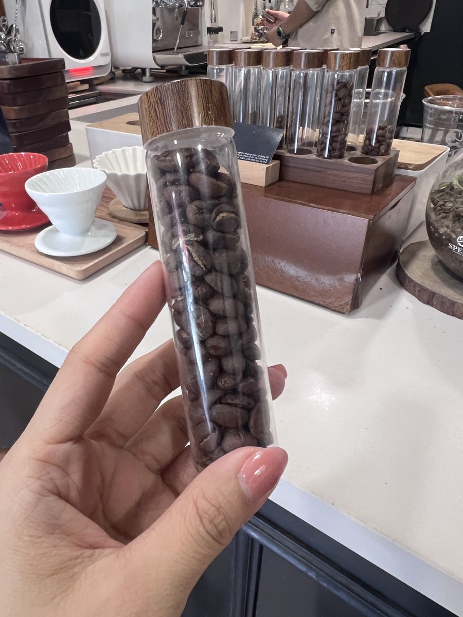 mailee_q's tweet image. Maybe we can share this! 😄

Vietnam, the coffee capital, is the world’s #2 producer &amp;amp; top Robusta exporter☕ 
From iconic &quot;phin&quot; &amp;amp; &quot;cà phê sữa đá&quot; to unique specialty brews, coffee’s in our culture.
 
But sometime fame doesn’t mean quality. I’m sad so many great shops with…