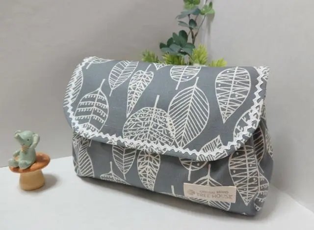 treehouse_2007's tweet image. 素敵な透かしリーフ柄のおむつポーチです！
赤ちゃんとのお出かけにぜひお使いくださいませ！
#リーフ柄
【再販３】受注制作☆おむつポーチ裏地つき☆透かしリーフ柄☆グレー TREEHOUSE  #minne 
minne.com/items/19222176