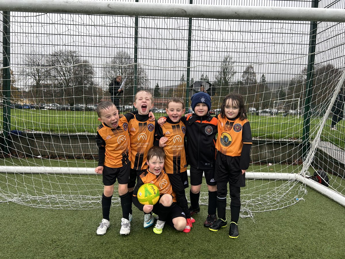 hermitageunited's tweet photo. Hermitage Utd 19s paying their respects today at the DYFL. Great day in the rain. With 39 goals scored between them this week well done 🧡🖤 https://t.co/c4G0jBidNL