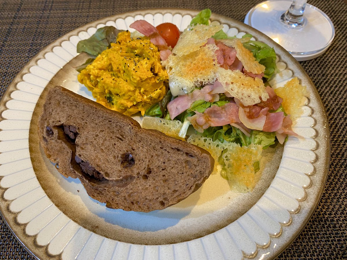 かぼちゃサラダとカリカリチーズ＆ベーコン。全部レンチン。
明日からの怒涛の1週間に備え？長風呂で整いました♨️たぶん気付いたら来週になってるやつ。