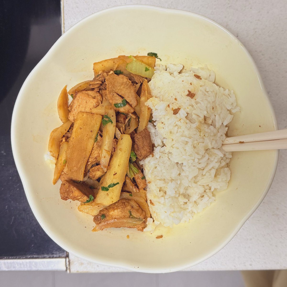 lain0v0's tweet image. 凉薯炒肉。

几乎不要什么调味也特别下饭的的一道菜，凉薯自带的清甜配合肉味，简直是完美的搭配。

凉薯榨出的汁水沾上米饭更是美味😋。

一不小心又炒多了，锅里看着很少，盛在碗里却特别多，但是又不想留到第二天再吃🤤。