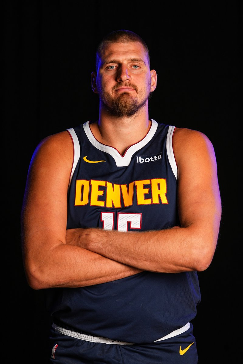 parallelecinico's tweet image. L&apos;inizio di stagione di Nikola Jokic:
- è primo in NBA per assist a partita
- è primo per rimbalzi a partita
- è primo per offensive rating (tra i giocatori sopra i 30 minuti di media)
- è primo per assist percentage (la % di canestri realizzati di una squadra su assist di un…